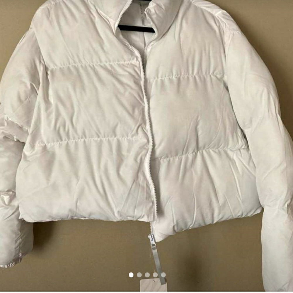 NWT WANDER FABLETICS PUFFER WHITE LARGE